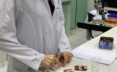 A aluna realizou os estudos científicos em laboratório