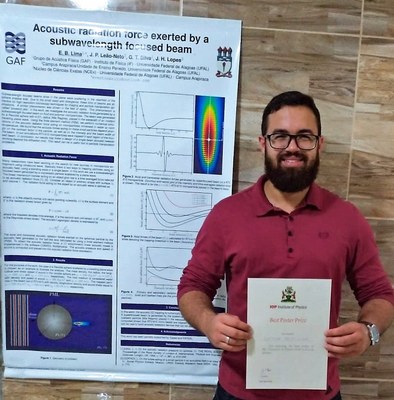 Everton segurando o diploma recebido pelo Institute Of Physics (IOP)