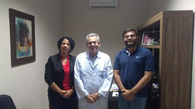 A pró-reitora, Sandra Paz, com o gerente de Estágios, Thiago Prudente, e o representante do Hospital Regional | nothing