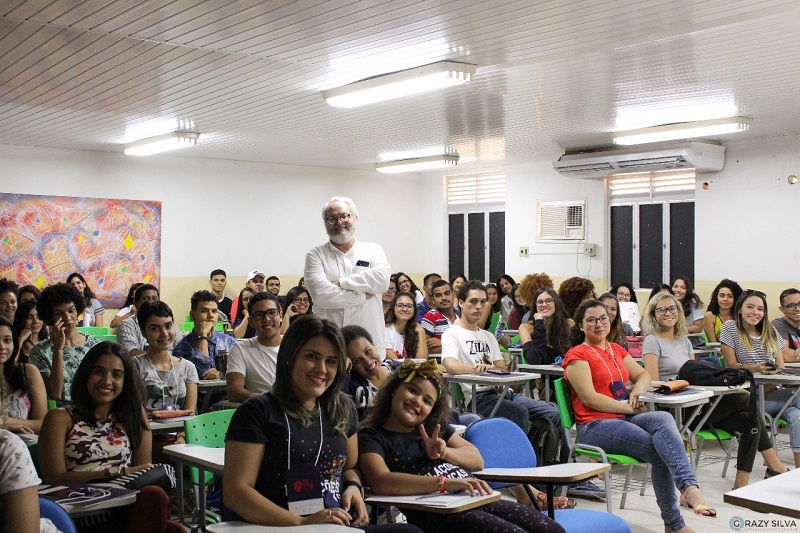 Professor Luiz Dantas apresentando o curso de jornalismo.jpg