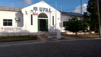 As palestras do dia 13 ocorrerão simultaneamente no Ceca, enquanto nos dias restantes os minicursos serão ministrados na Fazenda São Luiz e no Centro de Ciências Agrárias.