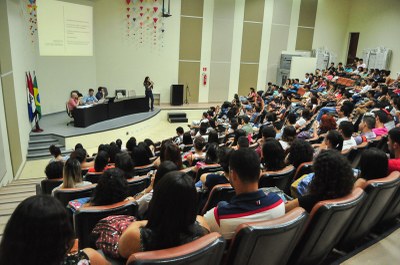 Bolsistas recebem instruções sobre benefícios (Foto: Renner Boldrino)