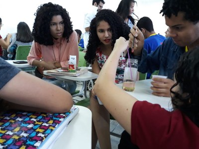 Alunos em aula prática de produção de lâmpadas lava. Foto: Alícia Silva