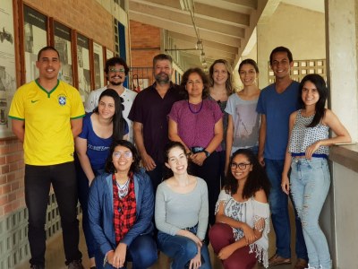 Professores Neison Freire e Débora Cavalcanti, junto com os monitores da exposição