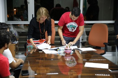 Reitora, Valéria Correia, e Tiago Di Lucca, coordenador geral do DCE, assinam termo de cessão do espaço físico. Fotos: Renner Boldrino