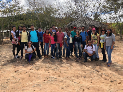 Estudantes e professores na aldeia. Foto:  Jéssica Lima Barbosa