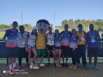 Equipe da Ufal com o técnico Darlan (de camiseta amarela e crachá) e mascote