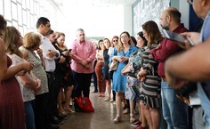 Docentes, técnicos e estudantes homenagearam docentes que doaram acervo.JPG