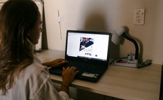 A estudante Bruna Raposo elaborando uma das artes sugeridas no Plano de Ações para divulgação da Rádio nas redes sociais da Ufal.jpeg