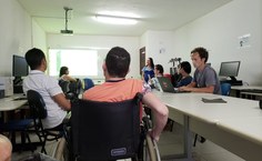 Angela Lima durante apresentação do TCC