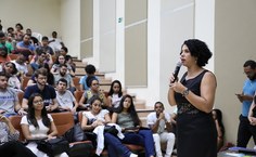 A pró-reitora de Graduação, Sandra Regina Paz, conversa com selecionados