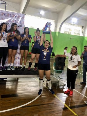 A capitã Bárbara Dantas comemora a conquista da equipe