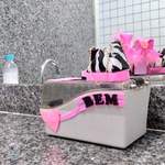 Universitárias disponibilizam caixinha solidária em banheiro no bloco de Letras