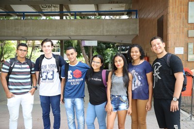 Grupo de estudantes se reencontra na volta às aulas, após recesso de 20 dias. Fotos: Blenda Machado