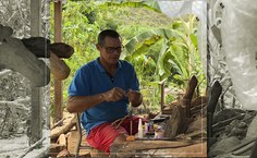 Artesão Petrônio, do povoado de Ilha do Ferro, no município de Pão de Açúcar