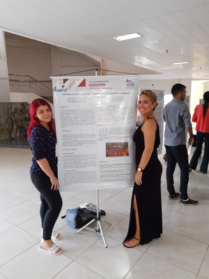 Laís Regina dos Santos Oliveira e Stephanie Silva Menezes em apresentação de trabalho premiado