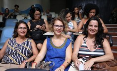 Professora Telma Low (de óculos), tutora da residência na área de Psicologia