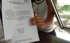 Estudante recebe a documentação