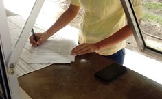 Larissa Omena assina o termo