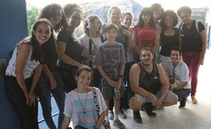Integrantes do labi com estudantes de uma escola