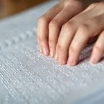 Parceria entre NAC e Centro Cyro Accioly amplia oferta de materiais em Braille