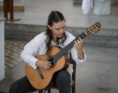 João Gracindo Neto, violonista e estudante do curso de Música da Ufal (Foto: Renner Boldrino)