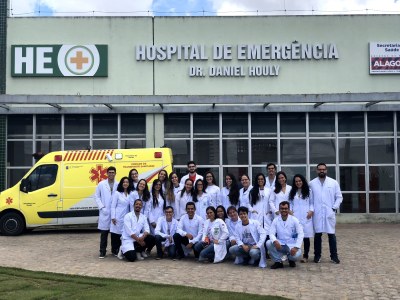 Alunos de Medicina do Campus Arapiraca que desenvolveram o manual