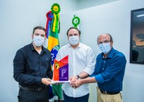 Wilcley Macedo exibe o troféu que recebeu como reconhecimento de seus trabalho