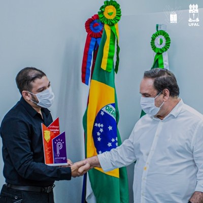 Professor Wilcley Macedo recebe os cumprimento do prefeito de Arapiraca, Luciano Barbosa | nothing