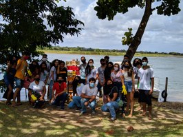 Estudantes de Penedo instalam placas informativas na Orla do Barro Vermelho