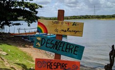 Placa colocada na Orla de Penedo