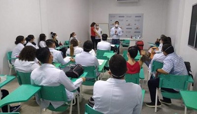 Turma de Medicina de Arapiraca recebe as boas-vindas dos funcionários do HEA