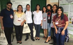 Jefferson com sua orientadora, professora Iracilda, e seus colegas de Labin