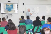 Aula do professor Roberaldo Carvalho, idealizador do Paespe