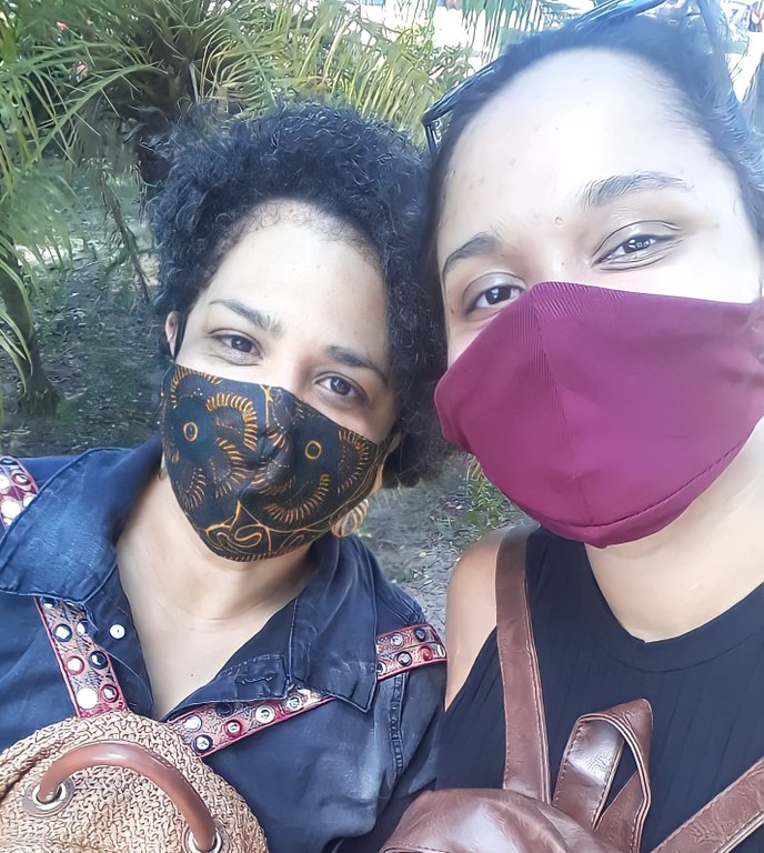 Rosa e Ana Larissa Martins, uma aluna de Relações Públicas integrante do projeto