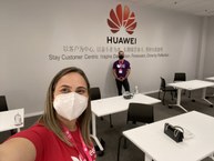 Warley Vital e a coordenadora Elysanne Paes, na sede da Huawei, em Sâo Paulo