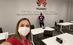 Warley Vital e a coordenadora Elysanne Paes, na sede da Huawei, em Sâo Paulo
