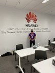 Warley Vital, estudante do IC, no centro de distribuição inteligente da Huawei, em Sorocaba-SP