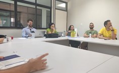 Participantes durante reunião com o professor Mário Jucá