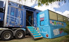 Caminhão da IBM estacionado ao lado do IC, no campus da Ufal