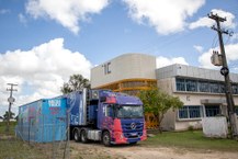 Caminhão da IBM estacionado ao lado do IC, no campus da Ufal