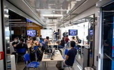 Aula dentro do caminhão da IBM