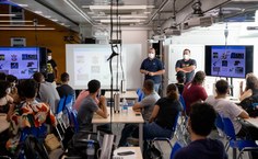 Aula dentro do caminhão da IBM