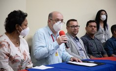 O reitor Josealdo Tonholo fala aos medalhistas