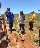 Estudantes do Campus do Sertão plantam espécies nativas da Caatinga