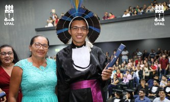 Estudante pesquisa literaturas contemporâneas em defesa do saber indígena