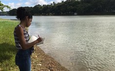 Heloísa ainda como estudante da Ufal durante atividade prática