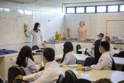 Aula com a professora Carla Santos, no 4º período de Medicina