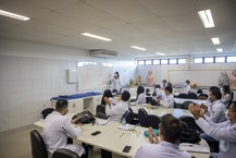 Turma do 4º período de Medicina de Arapiraca em aula com a professora Carla Santos