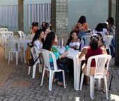 As alunas de Enfermagem estão no terceiro período e só agora estão tendo a experiência de aulas presencias